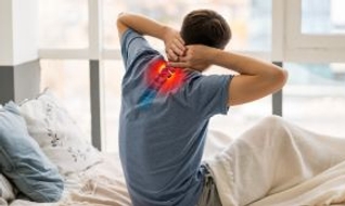 Douleur cervicale et épaule : causes, symptômes et solutions pour retrouver le confort