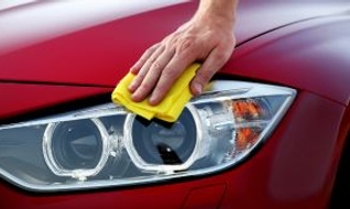 Nettoyer les phares de voiture : nos conseils efficaces