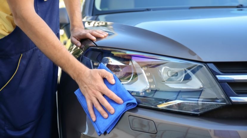 Nettoyer les phares de voiture : nos conseils efficaces
