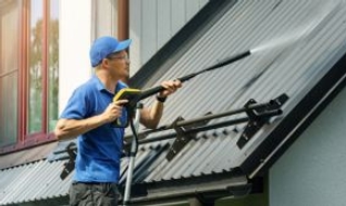 Astuces pour nettoyer efficacement et facilement une toiture