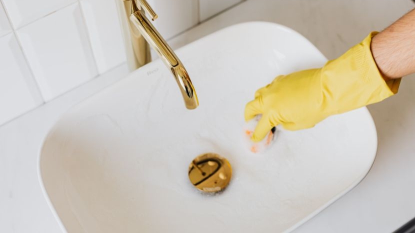 Crème à récurer : les usages malins dans toute la maison